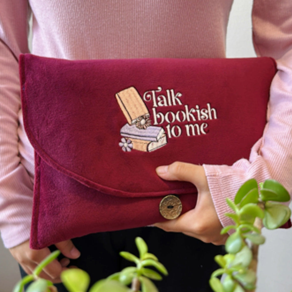 TALK BOOKISH TO ME - FUNDA BORDADA TIPO SOBRE