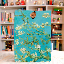 Cargar imagen en el visor de la galería, FUNDA ALMENDRO EN FLOR - TAMAÑO E-READER