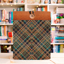 Cargar imagen en el visor de la galería, FUNDA BROWN - MEDIANA
