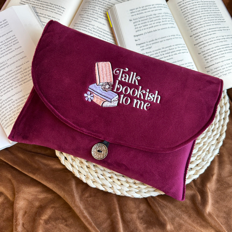 TALK BOOKISH TO ME - FUNDA BORDADA TIPO SOBRE