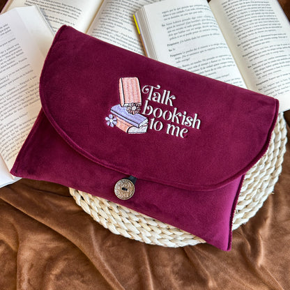 TALK BOOKISH TO ME - FUNDA BORDADA TIPO SOBRE