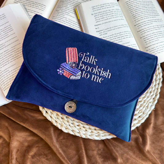 TALK BOOKISH TO ME - FUNDA BORDADA TIPO SOBRE