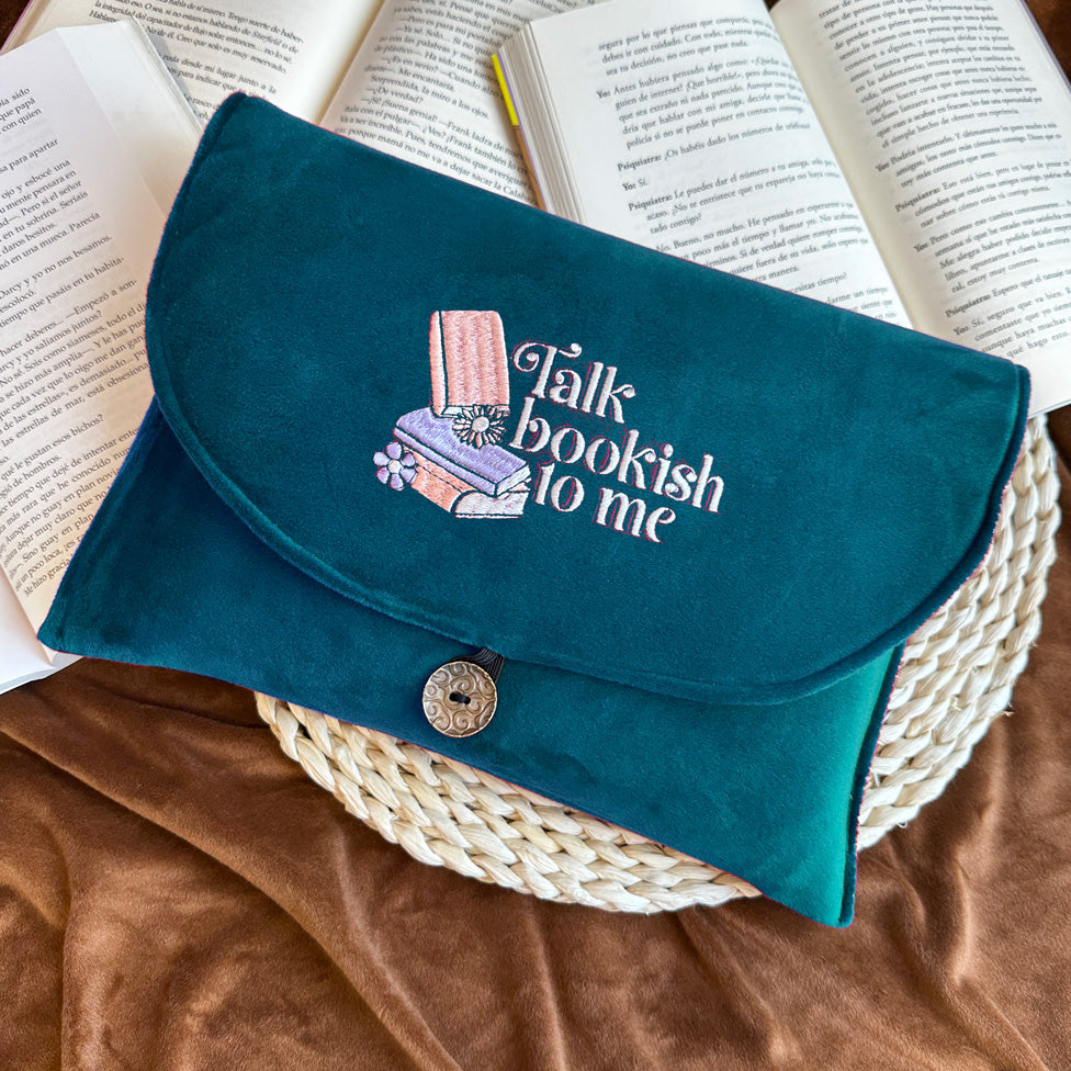 TALK BOOKISH TO ME - FUNDA BORDADA TIPO SOBRE