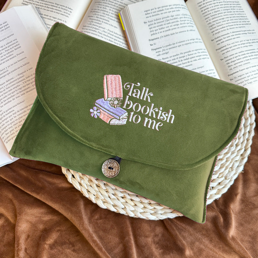 TALK BOOKISH TO ME - FUNDA BORDADA TIPO SOBRE