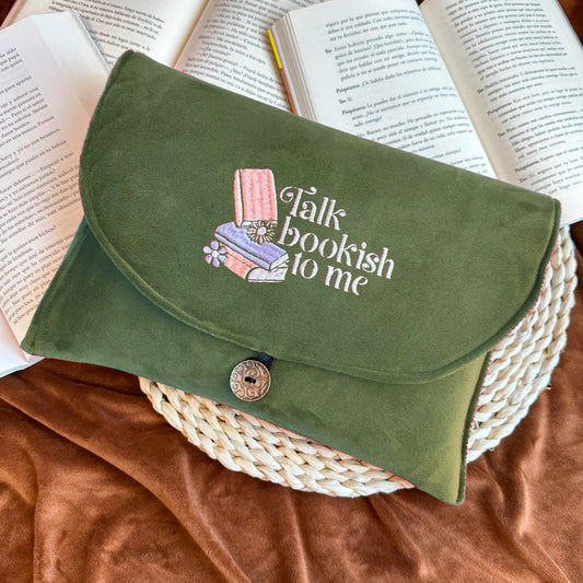 TALK BOOKISH TO ME - FUNDA BORDADA TIPO SOBRE