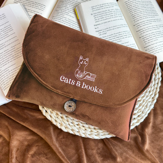 CATS AND BOOKS - FUNDA BORDADA TIPO SOBRE